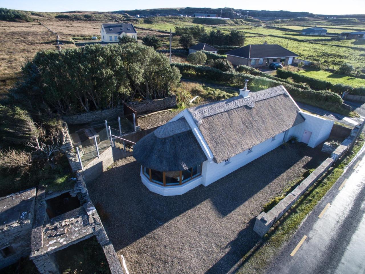 Storytellers Cottage Ballycotteen Extérieur photo